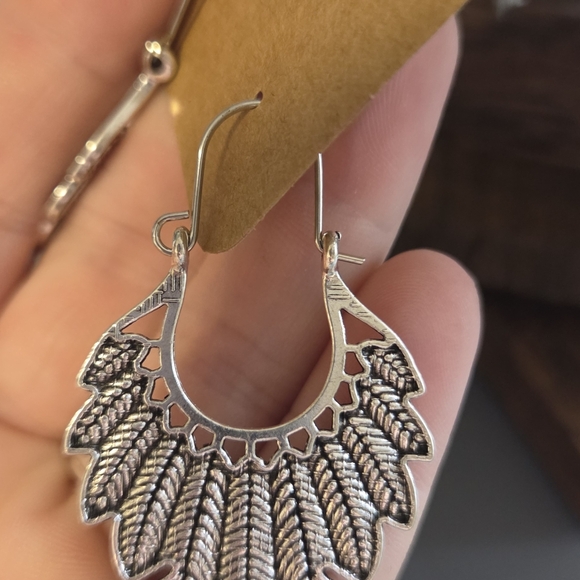 Elegant Silver Leaf Earrings - Picture 3 of 3